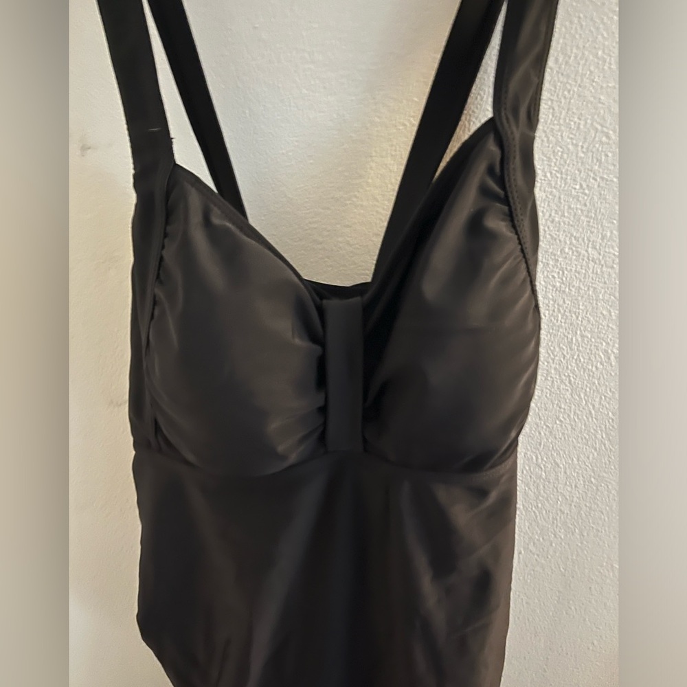 Motherhood Maternity M tankini top, very flattering